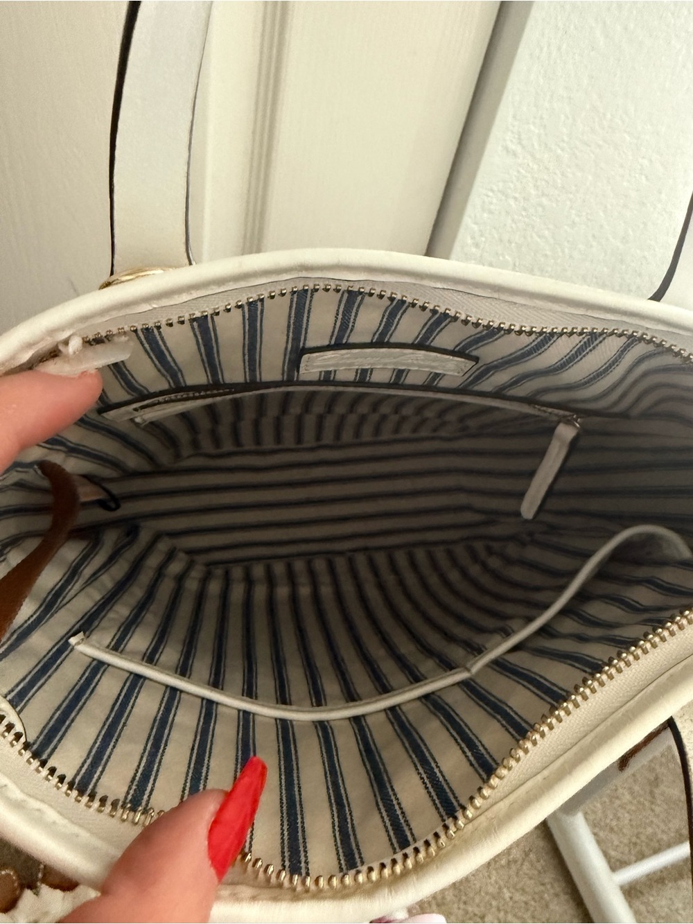 Vintage Dooney and Burke White Woven Tote Bag with Front Zip Pocket - Picture 5 of 7